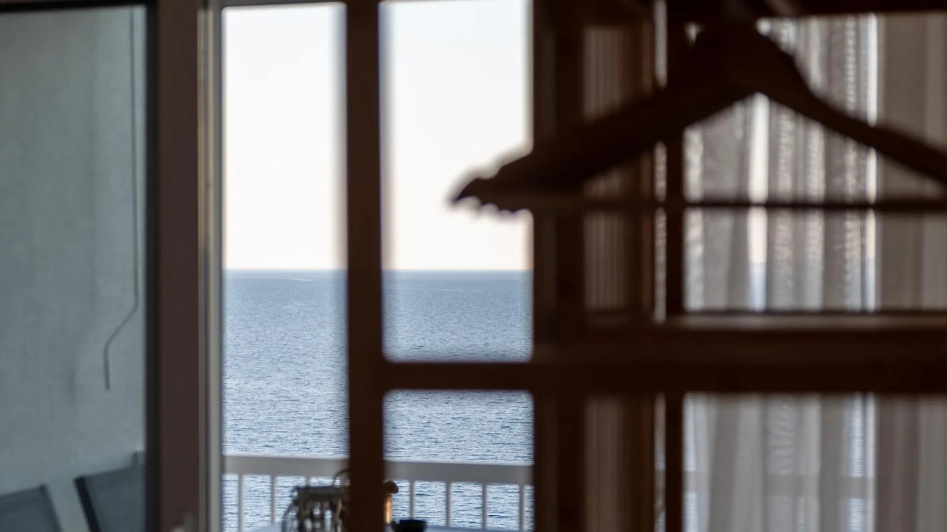 Sandra Seaview Suites Néos Marmarás
