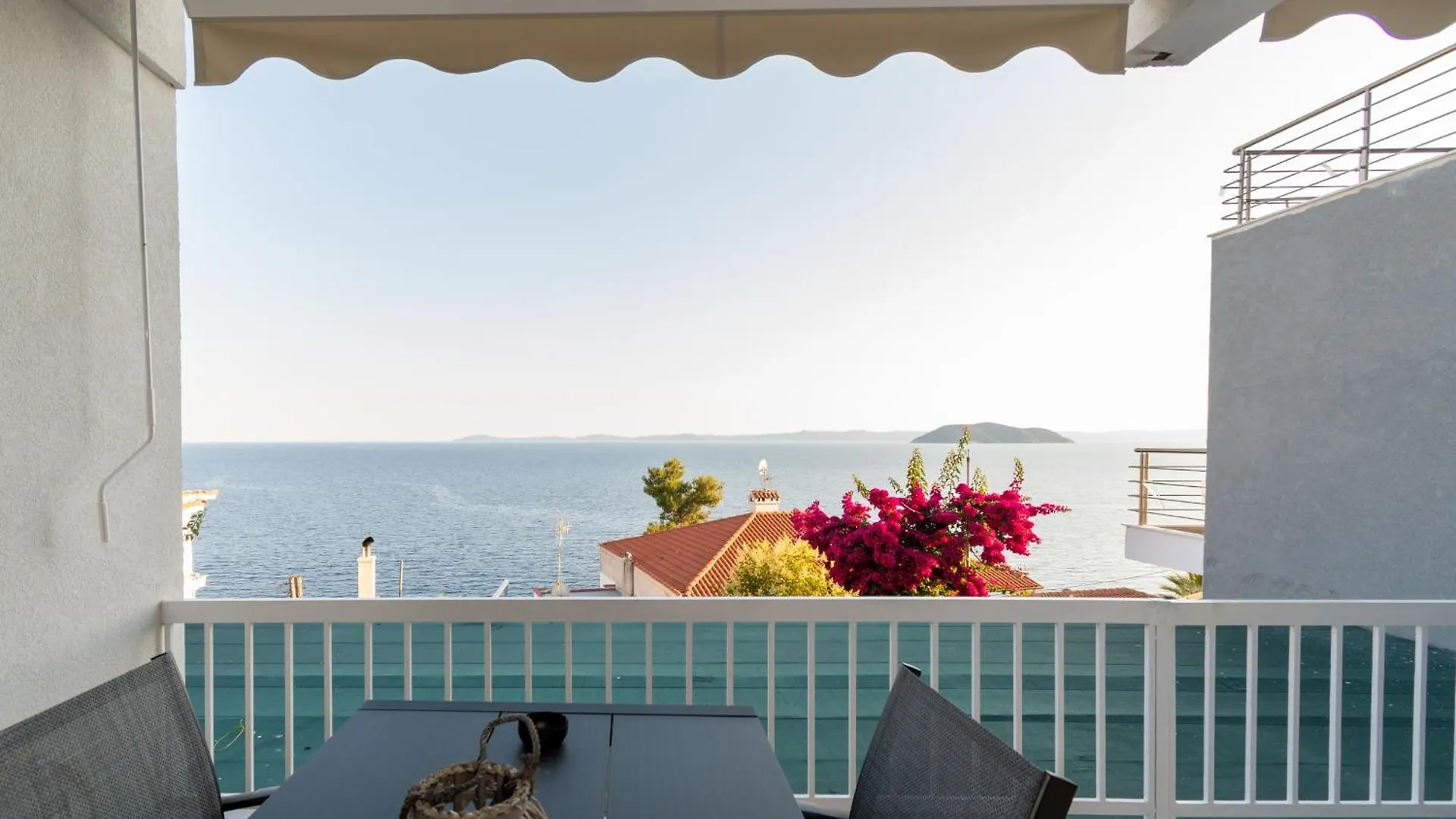 Sandra Seaview Suites Néos Marmarás
