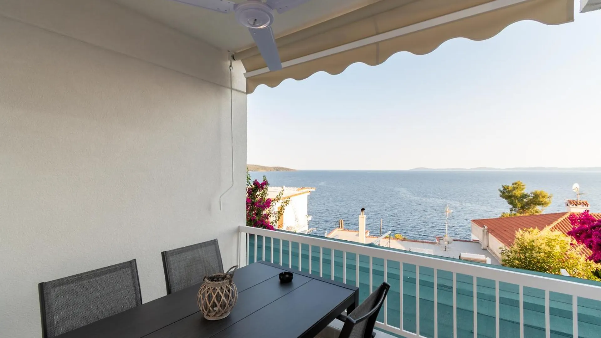 Sandra Seaview Suites Néos Marmarás