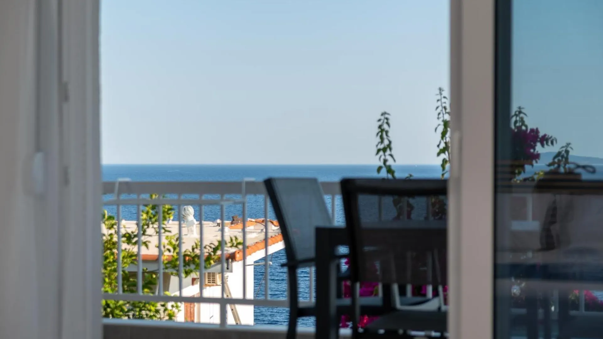Sandra Seaview Suites Neos Marmaras
